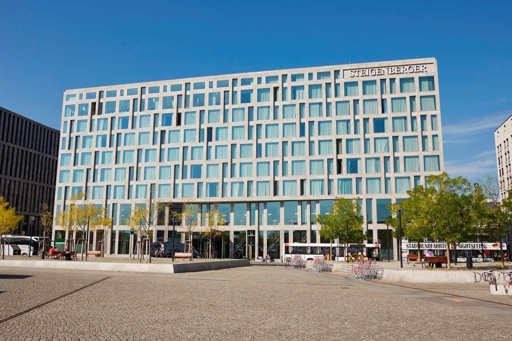 Steigenberger Hotel Am Kanzleramt Βερολίνο Εξωτερικό φωτογραφία The photo shows a modern building with a distinct façade featuring a grid of windows. The design is functional and sleek, with a combination of glass and concrete elements. There are trees and possibly some public seating areas in front of the buildi